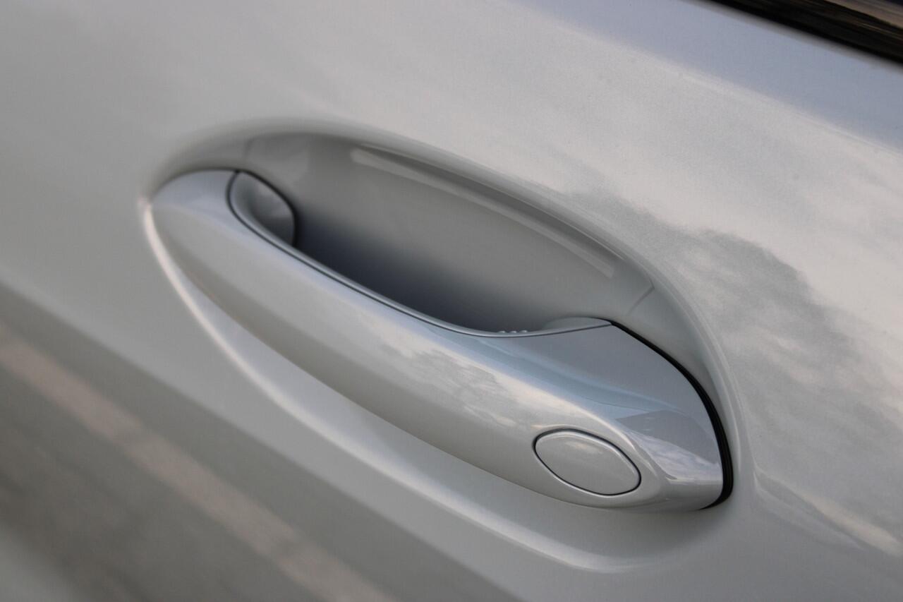 BMW 1-SERIE 120 M Sport Automaat / Panoramadak / Sportstoelen / Achteruitrijcamera / M Adaptief onderstel / Comfort Access / Adaptieve LED / Harman-Kardon / Stoelverwarming