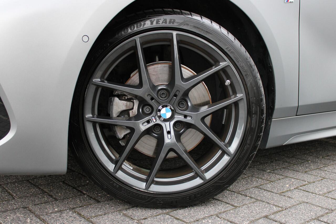 BMW 1-SERIE 118i M Sport Automaat / Panoramadak / Sportstoelen / Achteruitrijcamera / LED / Live Cockpit Professional / M Sportonderstel