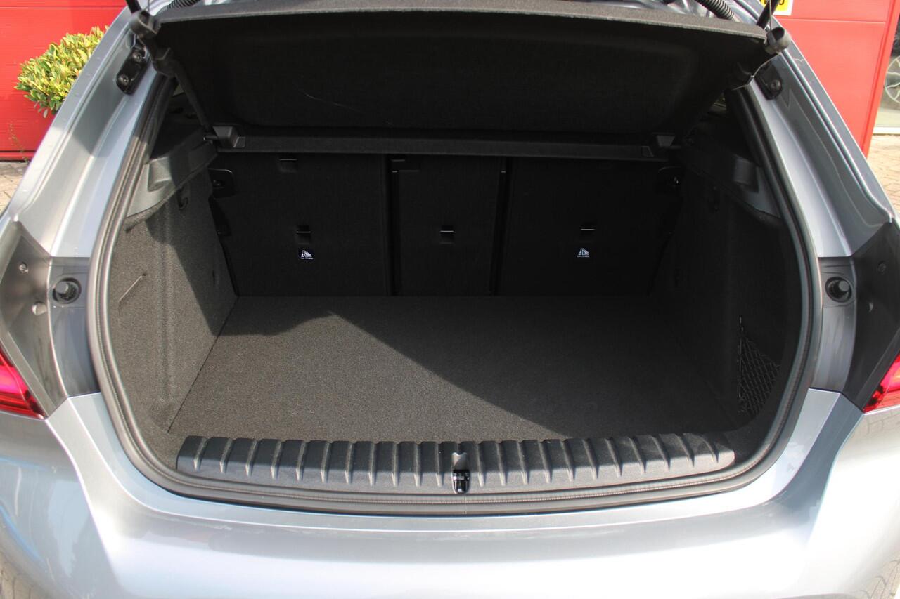 BMW 1-SERIE 118i 136PK INTRODUCTION EDITION M-SPORT | PANORAMISCH SCHUIF/KANTEL DAK | SHADOW LINE PAKKET | SFEER VERLICHTING | LEDEREN BEKLEDING "DAKOTA GEPERFOREERD" | ACHTERUITRIJ CAMERA | PARKEERSENSOREN VOOR EN ACHTER | ALARM | STOEL VERWARMING | DRAADLOZE APPLE 