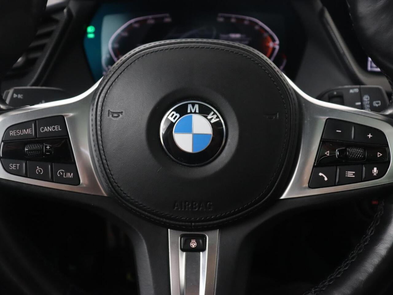 BMW 1-SERIE 118i M Sport | Panoramadak | Stoelverwarming | Camera | Sportstoelen | Harman/Kardon | Stuurverwarming | Carplay | Navigatie | Live Cockpit | Full LED | Getint glas