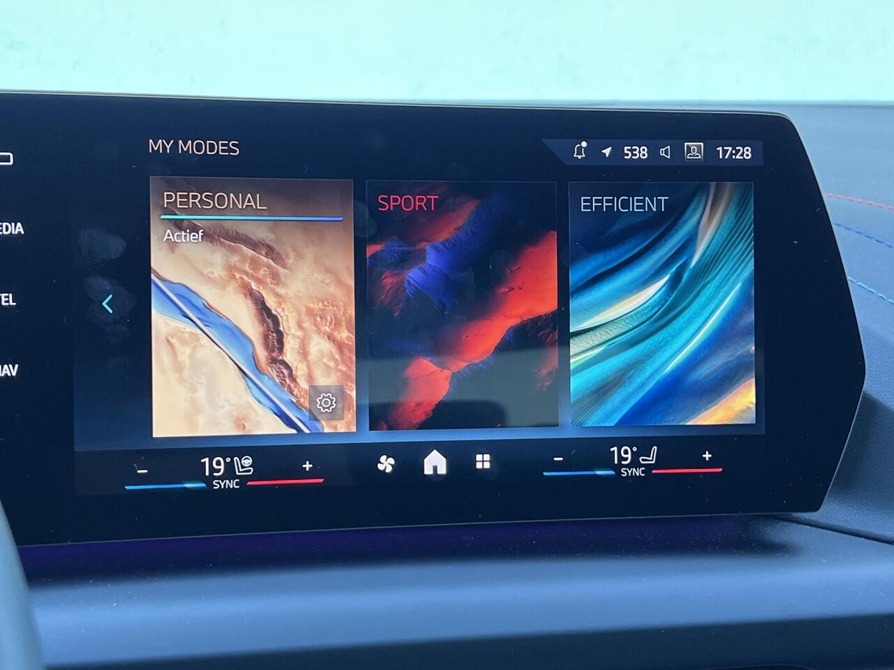 BMW 1-SERIE 120 5-deurs | M Sportpakket Pro | Pano | Premium Pack | Ekris Selection