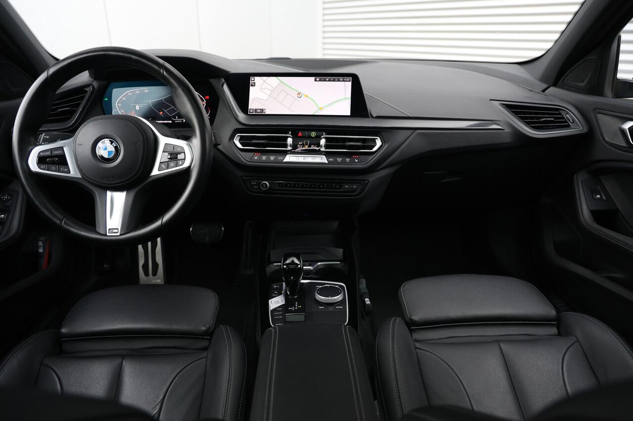 BMW 1-SERIE 118i M-Sport Aut. NAP|Pano|Stoelvw|Cam|Trekhaak|Leder