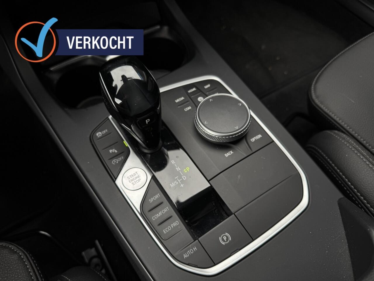 BMW 1-SERIE 118i High Executive| Clima, Cruise, Carplay, Stoelverwarming,