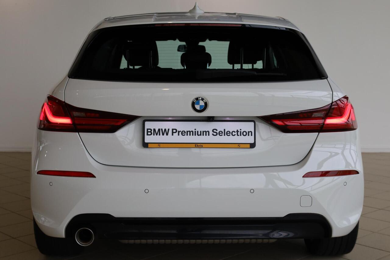 BMW 1-SERIE 118i Executive Edition | Sportstoelen | Driving Assistant | Voorstoelen Verwarmd | Elektrisch Glazen Panorama-dak