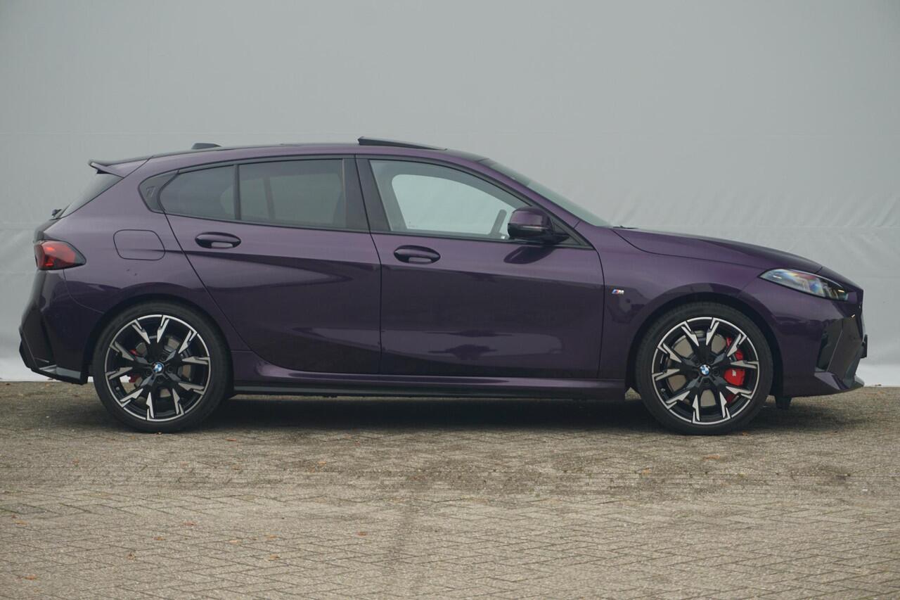 BMW 1-SERIE 5-deurs 120 M Sportpakket Pro 19'' / Panoramadak / Harman Kardon / Driving Assistant Plus / Trekhaak