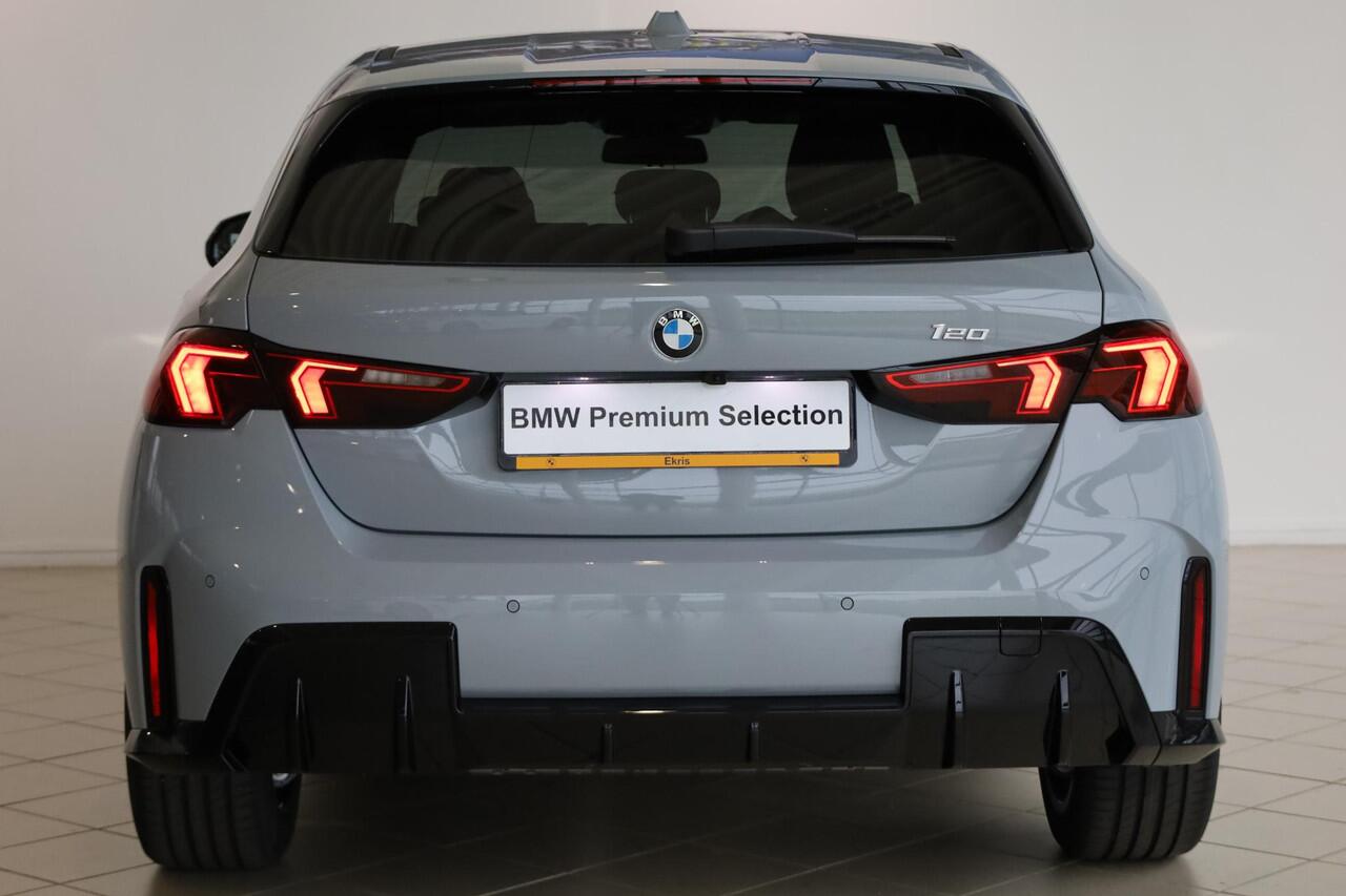 BMW 1-SERIE 120 | M Sportpakket | Stoel & Stuurwielverwarming | Dodehoekdetectie | Comfort Access | Achteruitrijcamera | Adaptieve LED