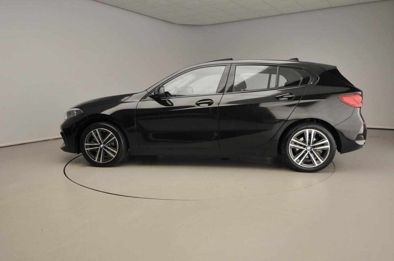 BMW 1-SERIE 5-deurs 118i | LED | Leder | HUD | Schuifdak | Active cruise | Stoelverwarming | DAB | Hifi speakers | Alu 17 inch