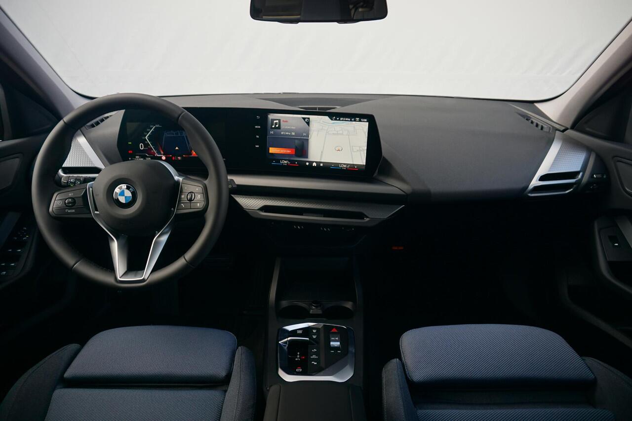 BMW 1-SERIE 5-deurs 120 M Sport Design Edition 18'' / Sportstoelen verwarmd / Shadow Line / Achteruitrijcamera