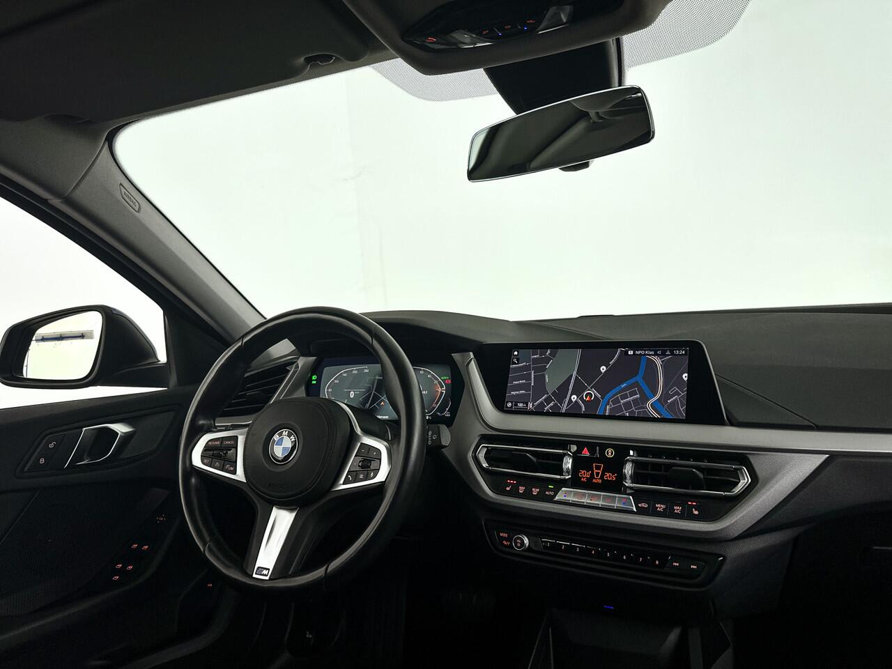 BMW 1-SERIE 120i Business Edition | Parkeercamera | Stoelverwarming