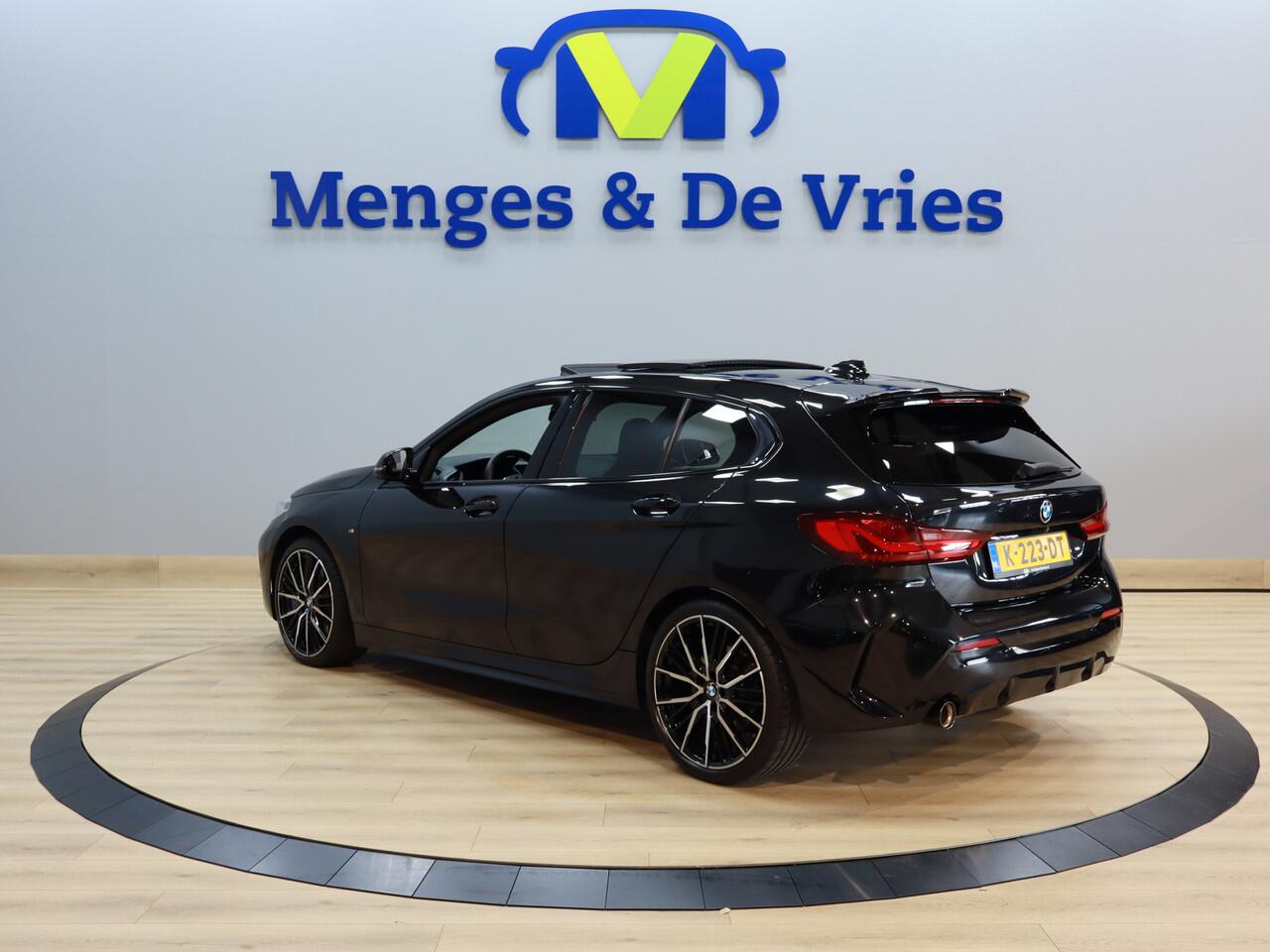 BMW 1-SERIE 118i M Sport Kuipstoelen Airco ECC | Panorama | Harman Kardon | Memory | Head Up | Adaptive Cruise | Sfeer | Camera | Isofix | NAP