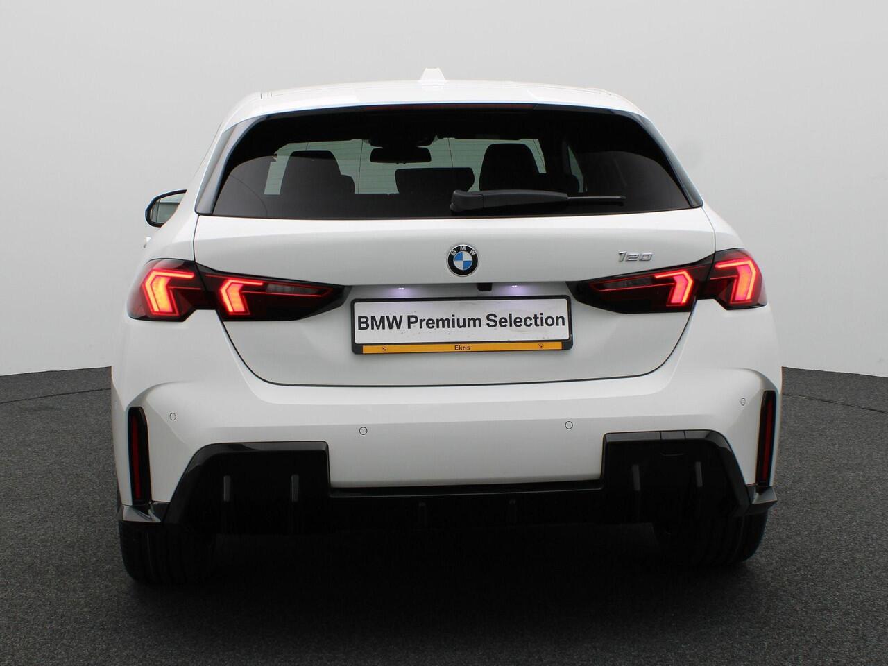 BMW 1-SERIE 120 M Sportpakket | Panoramadak | Head-Up Display | Elek. Stoelen met Memory | 18"