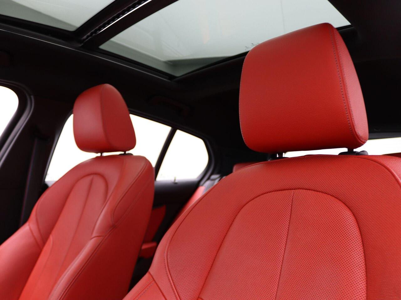 BMW 1-SERIE 5-deurs 118i High Executive | M Sport Plus Pack | Audio Media Pack | Parking Pack | Panoramadak | LED Koplampen | DAB | HIFi | 19''