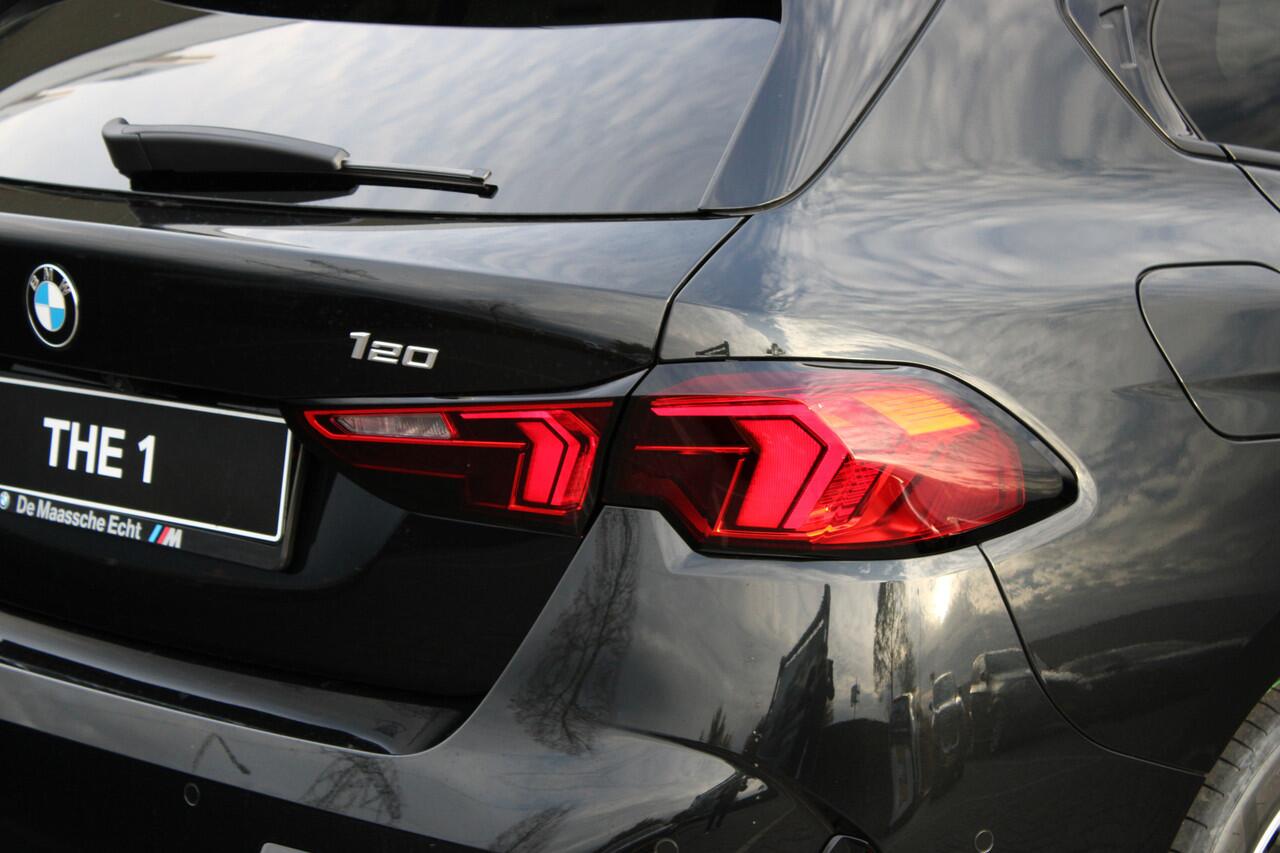 BMW 1-SERIE 120 M Sport Automaat / Sportstoelen / Achteruitrijcamera / M Adaptief onderstel / Comfort Access / Adaptieve LED / Stoelverwarming