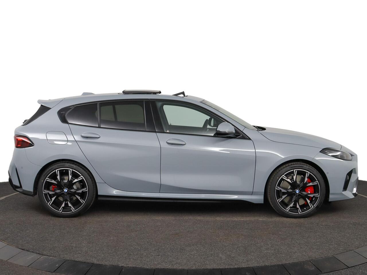 BMW 1-SERIE 120 M Sportpakket Pro | Comfort Access | Panoramadak | Harman-Kardon | M Adaptief onderstel | Adaptieve LED koplampen