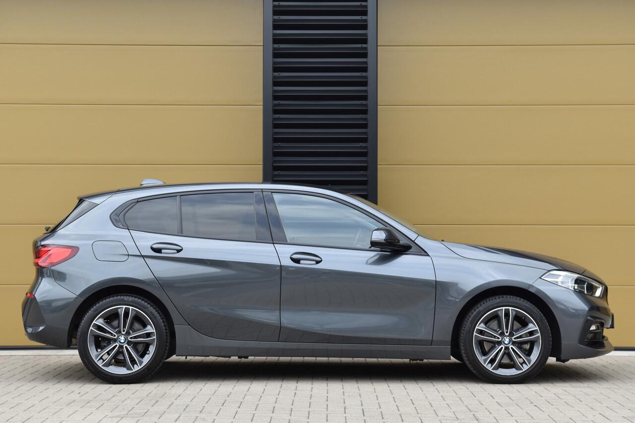 BMW 1-SERIE 118i Executive Edition * Sport line * Lichtpakket * Apple CarPlay * PDC *