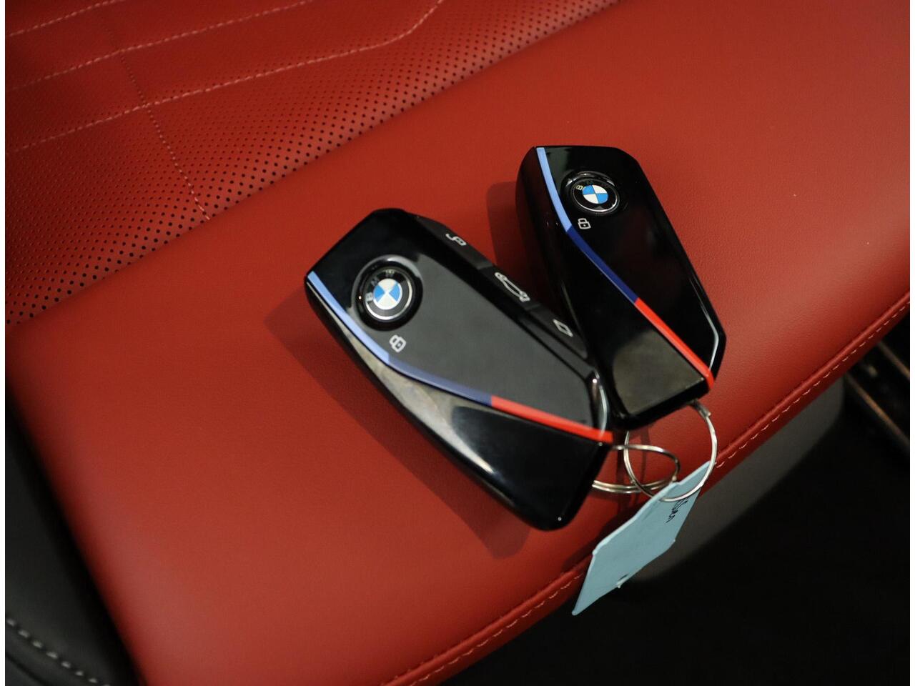 BMW 1-SERIE M135i xDrive Full Options | Elektr. Verst. Stoelen | Panoramadak | Sportstoelen Pro | Harman/Kardon | Head Up