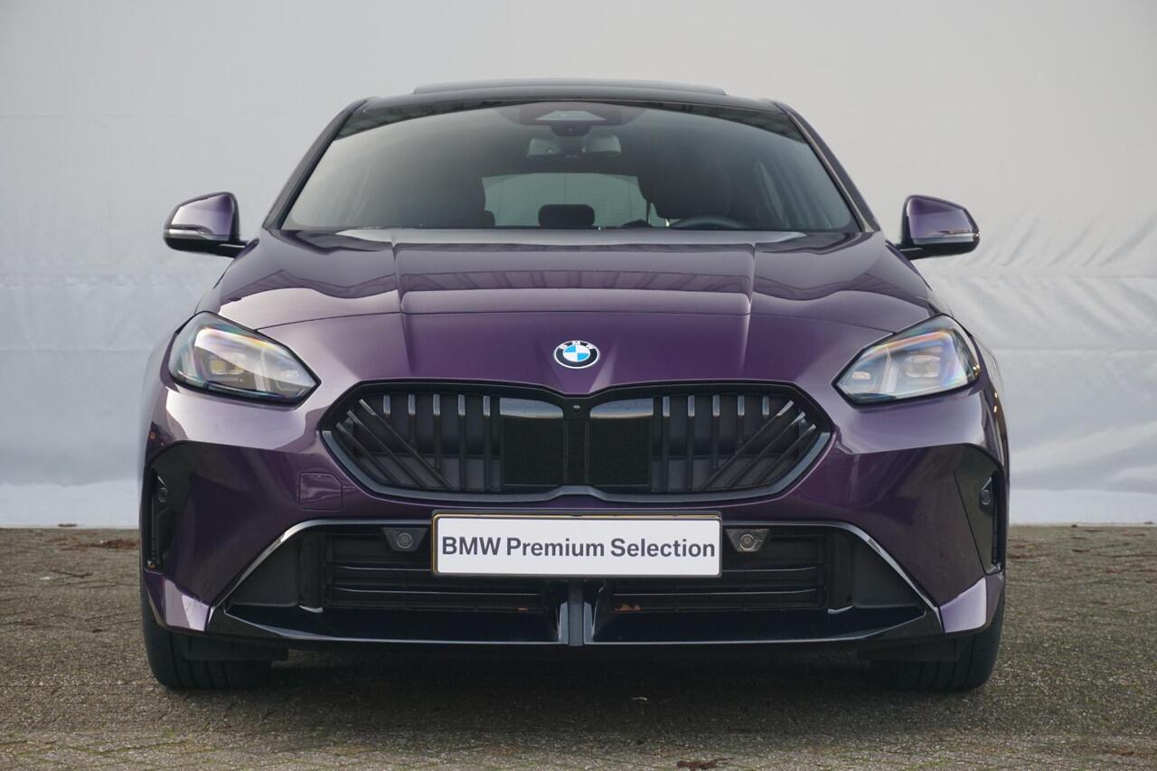 BMW 1-SERIE 5-deurs 120 M Sportpakket Pro 19'' / Panoramadak / Harman Kardon / Driving Assistant Plus / Trekhaak