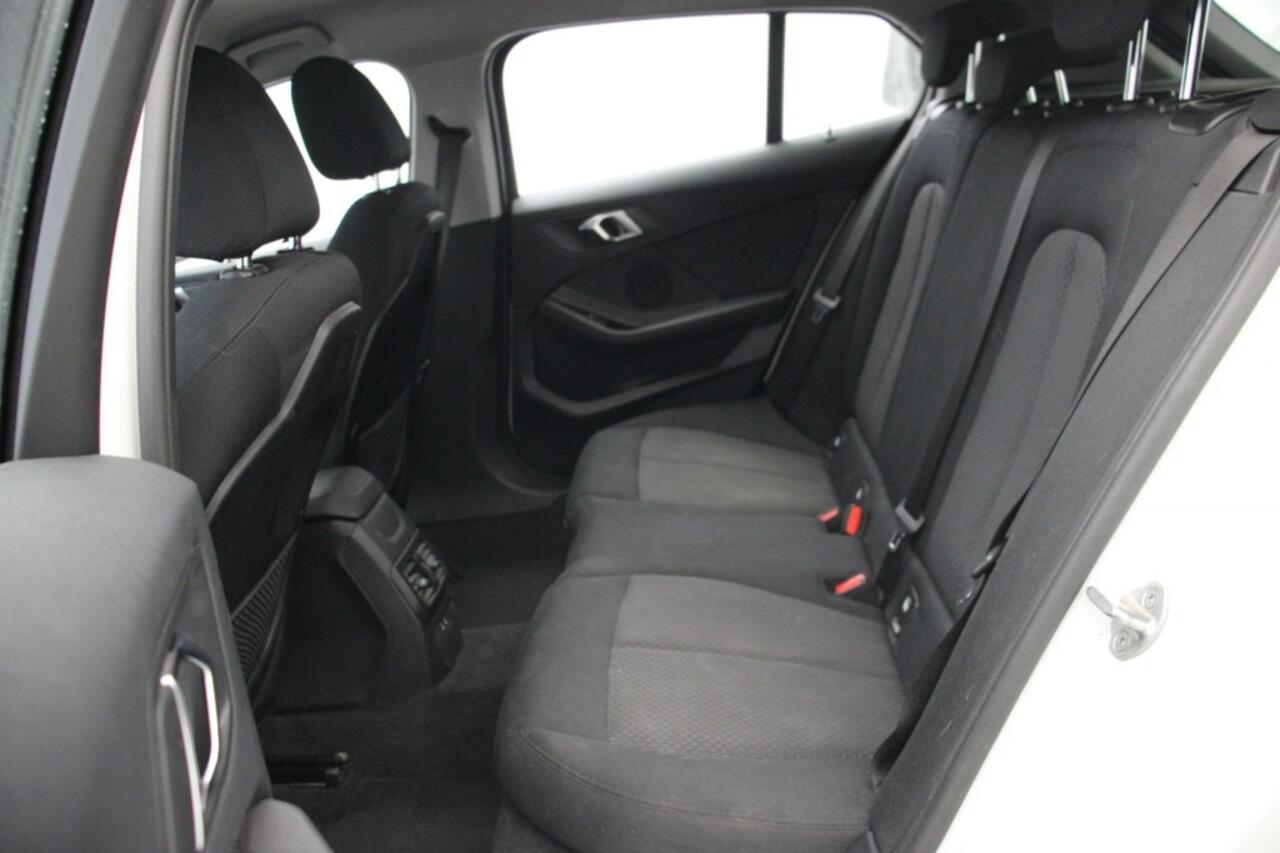 BMW 1-SERIE 118i Business Edition - Carplay, Digitaal Cockpit, Trekhaak