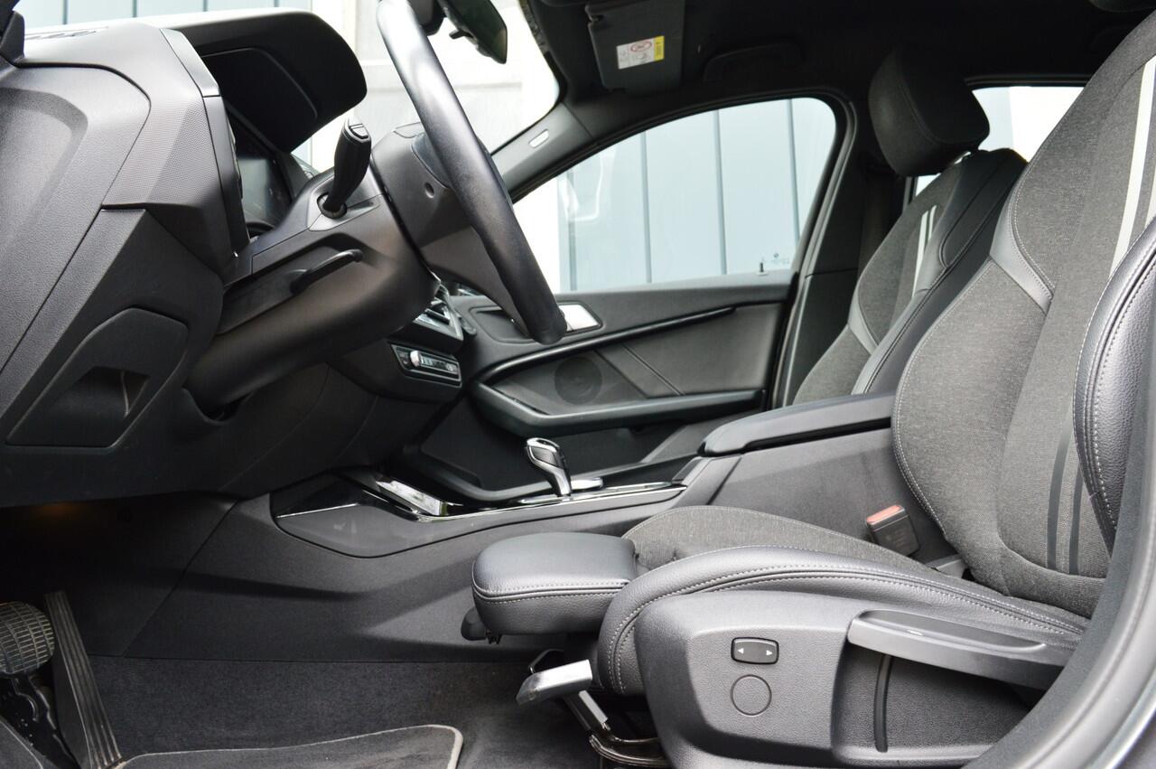 BMW 1-SERIE 120i Sport Line High Executive Rijklaarprijs-Garantie Navigatie Led Sport interieur Airco Apple Carplay