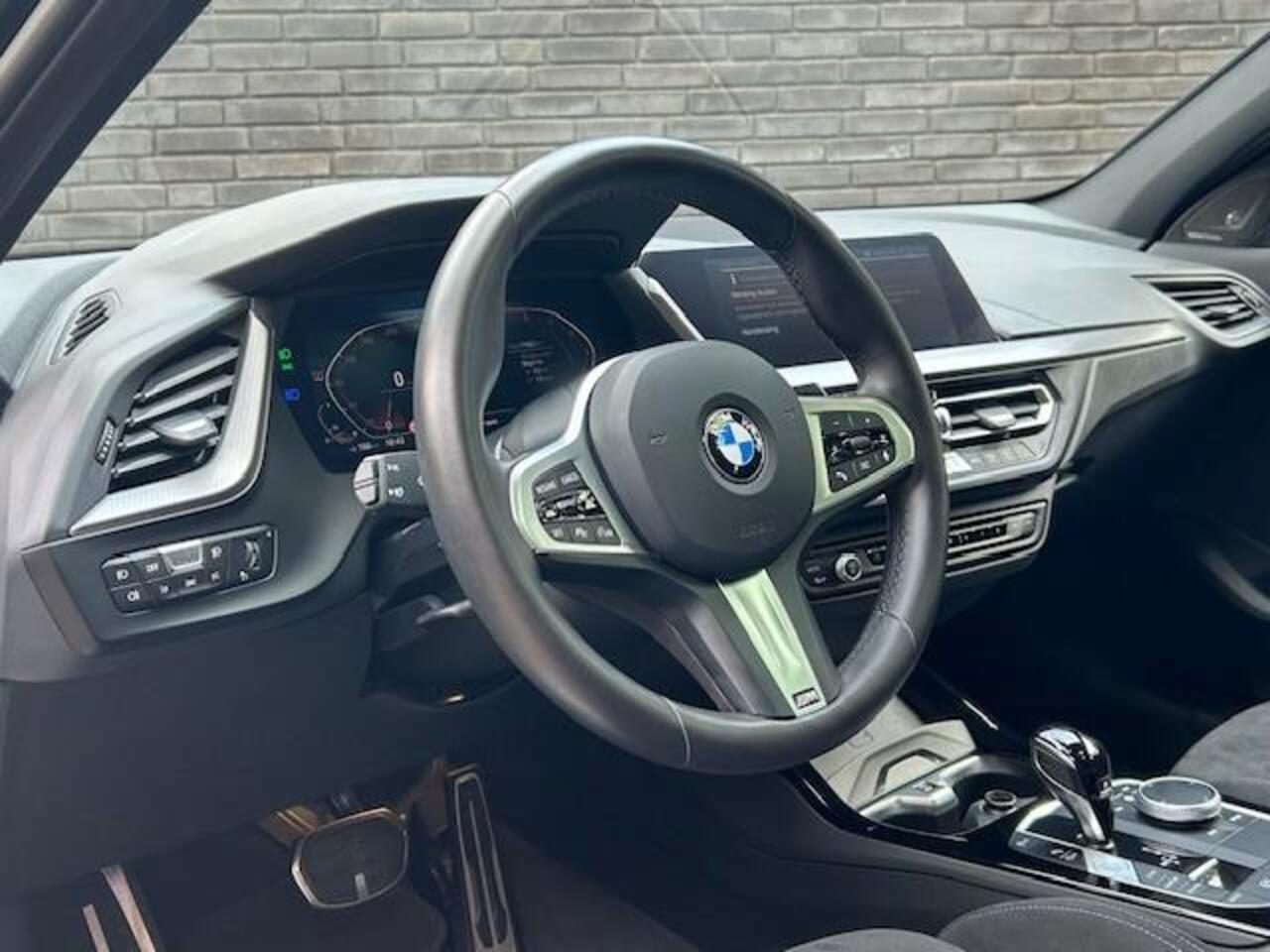 BMW 1-SERIE 118i M-Sport l Panorama l Harman/Kardon l M-sport l Apple Carplay l