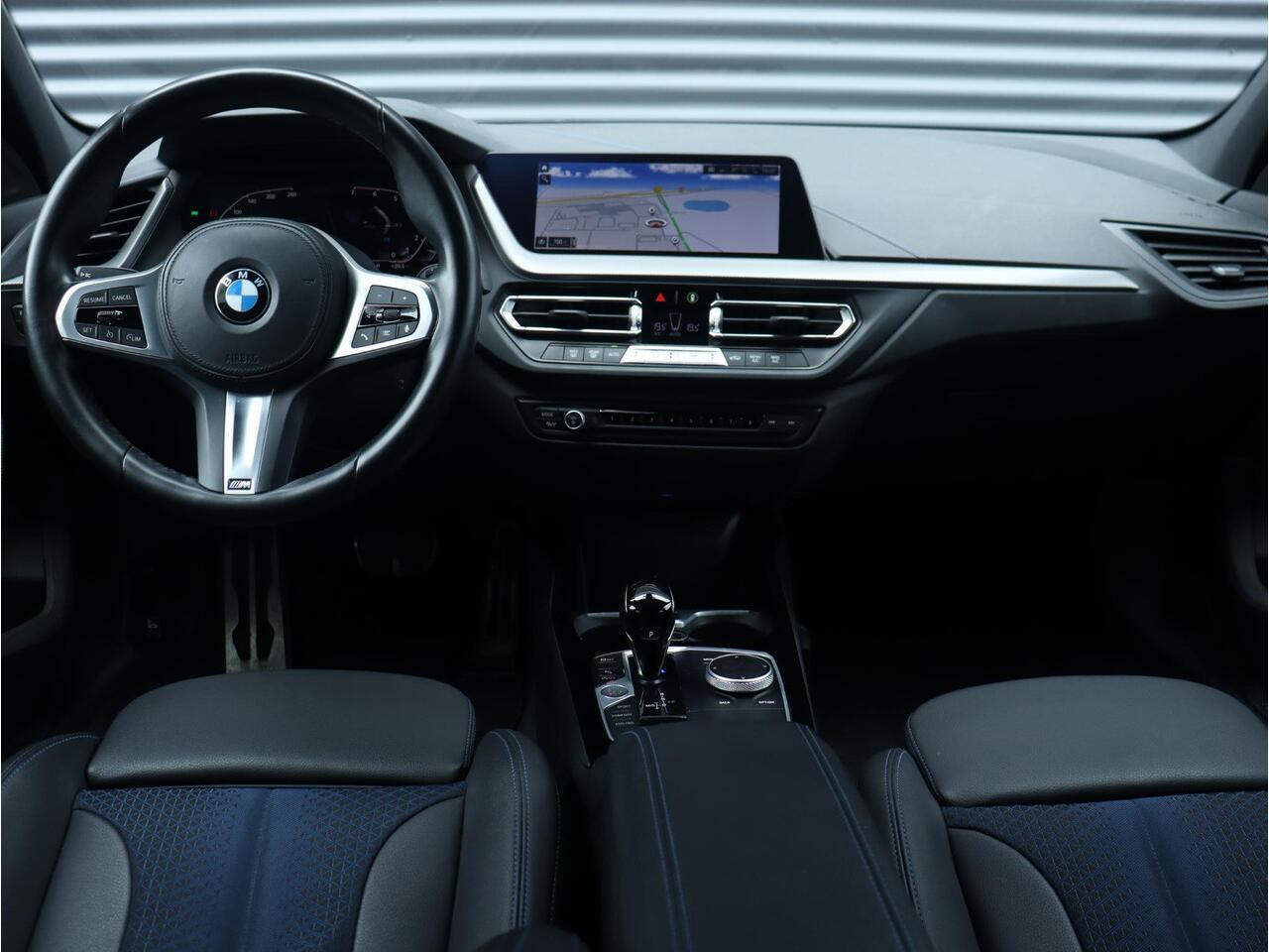 BMW 1-SERIE 5-deurs 118i | Executive | M Sportpakket | Apple Carplay | LED | 17'' LMV