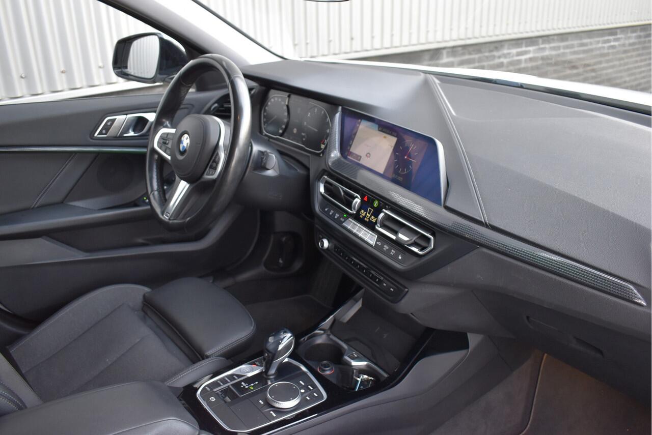 BMW 1-SERIE 118i Executive Sport Cruise, Afn.trekhaak, Stoelverwarming, PDC, Sfeer