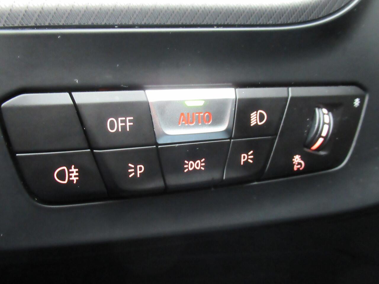 BMW 1-SERIE M135i xDrive Executive Edition 306 PK, Full LED / Carplay / PDC / Stoelverwarming / 19' M dubbelspaak velgen