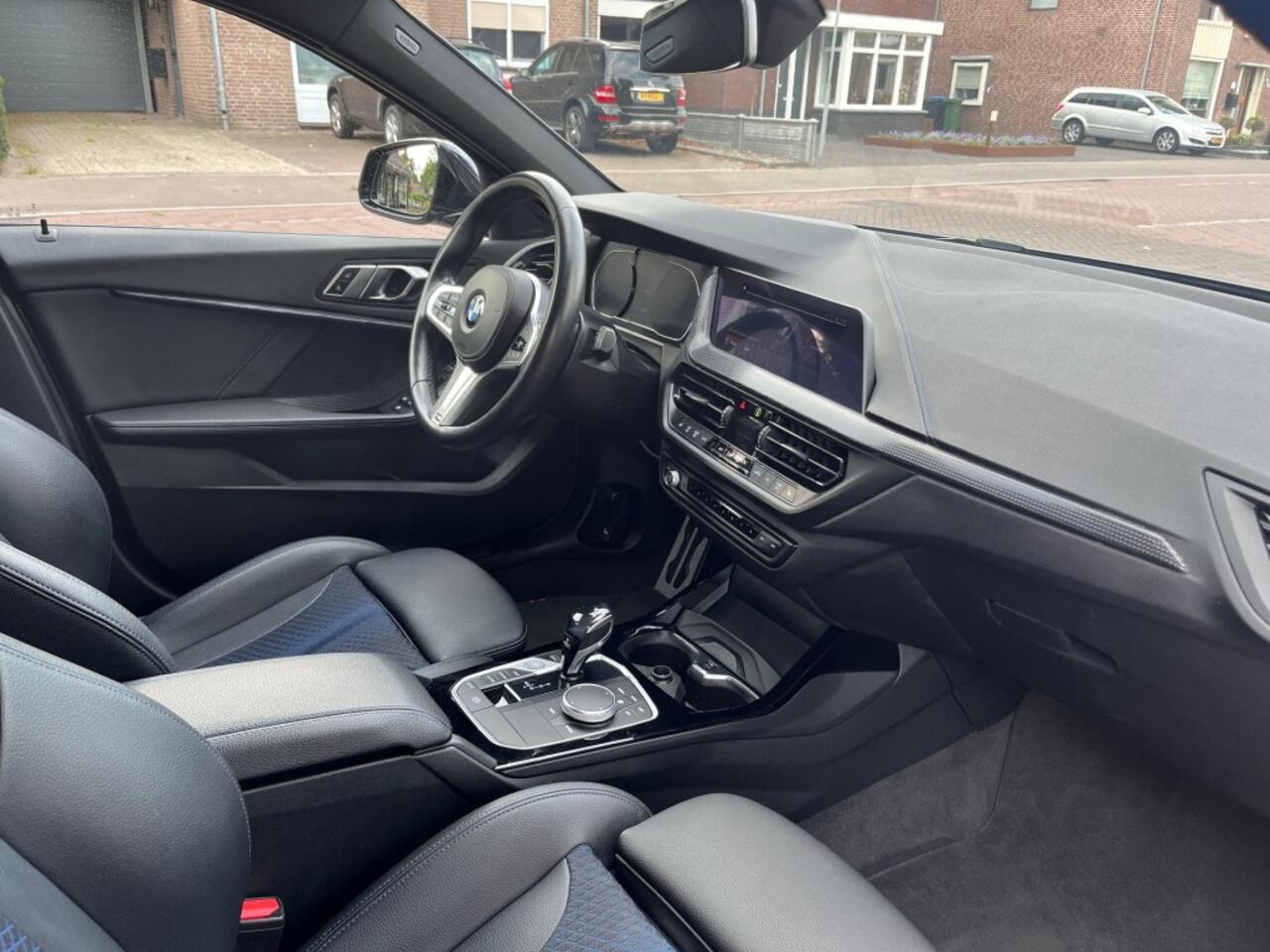 BMW 1-SERIE 120I HIGH EXECUTIVE AUTOMAAT M-PAKKET / NAVI / DAB / 17'' LMV