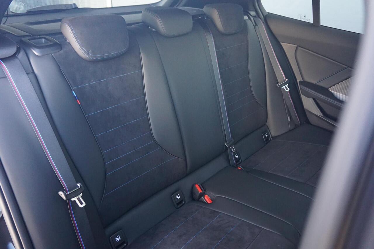 BMW 1-SERIE 120 M Sportpakket Pro 19'' / Harman Kardon / Elektrisch verstelbare stoelen / Panoramadak