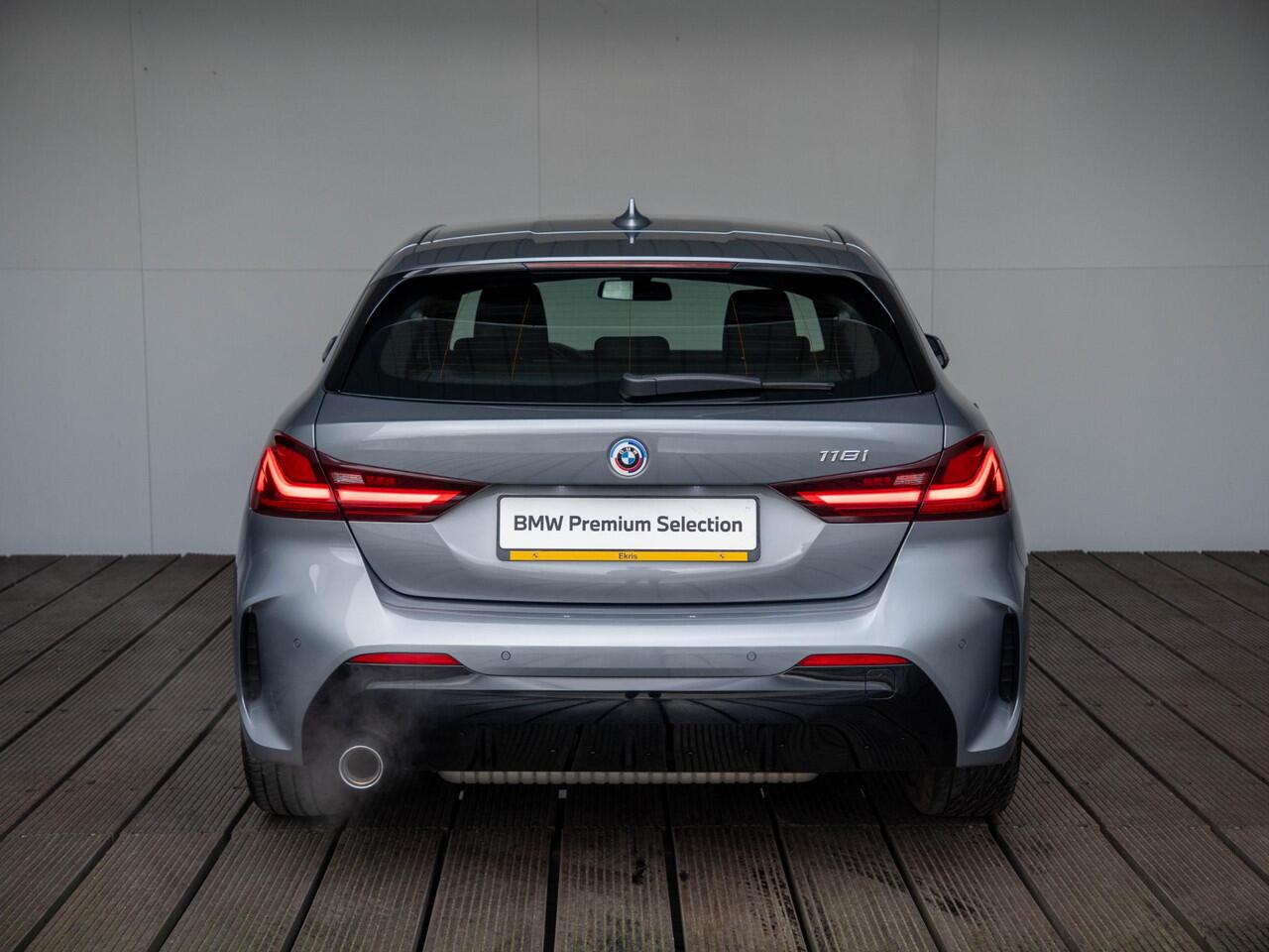 BMW 1-SERIE 5-deurs 118i | M Sportpakket | 17 inch | Sportstoelen | Cruise Control | Lichtpakket | Live Cockpit Professional