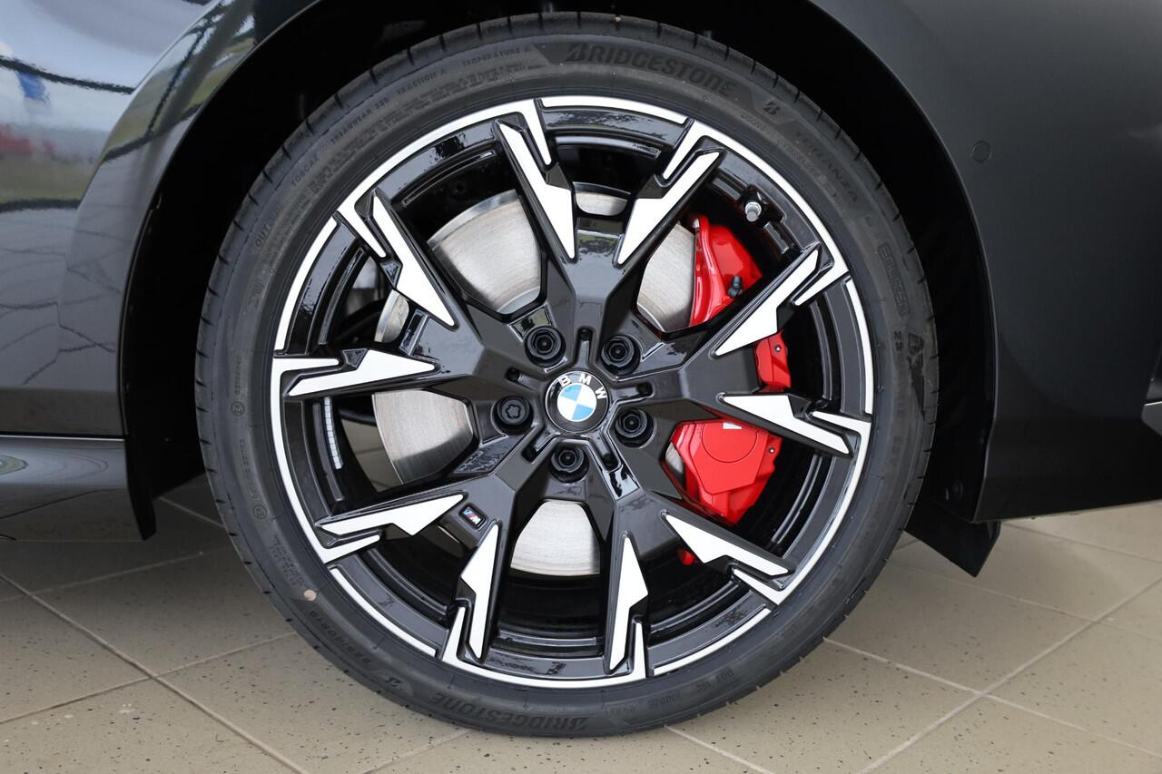 BMW 1-SERIE 120 M Sportpakket Pro | Alcantara | Head-Up | Harman Kardon | 360 camera | Iconic Glow | Dodehoekdetectie | Stoelverwarming | Comfort Access