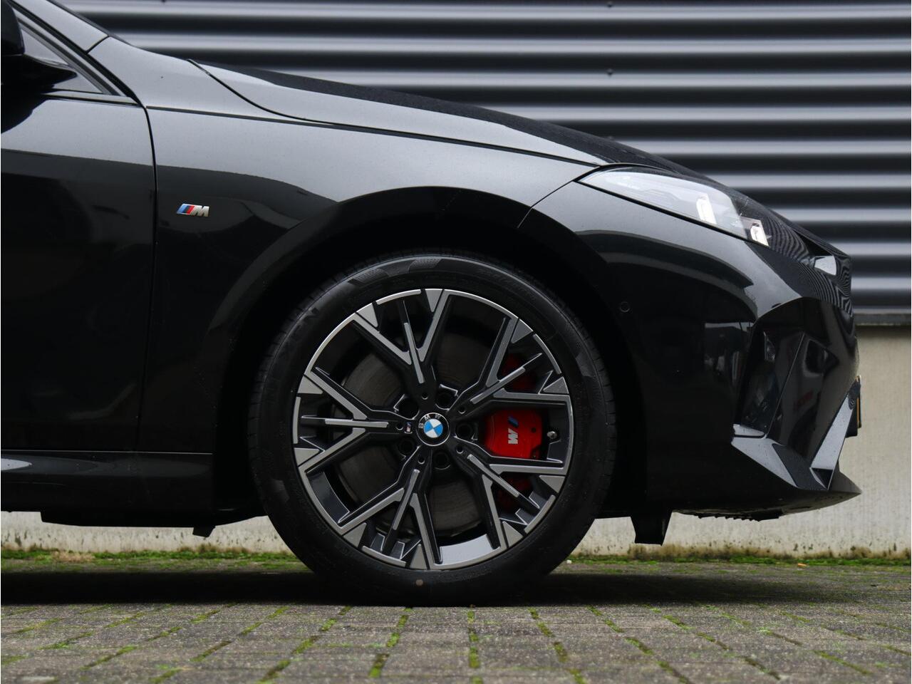 BMW 1-SERIE 120 | M Sportpakket Pro | Panodak | Trekhaak | Comfort Access | Stoelverwarming | Achteruitrijcamera | Driving Assistant | 18'' LMV