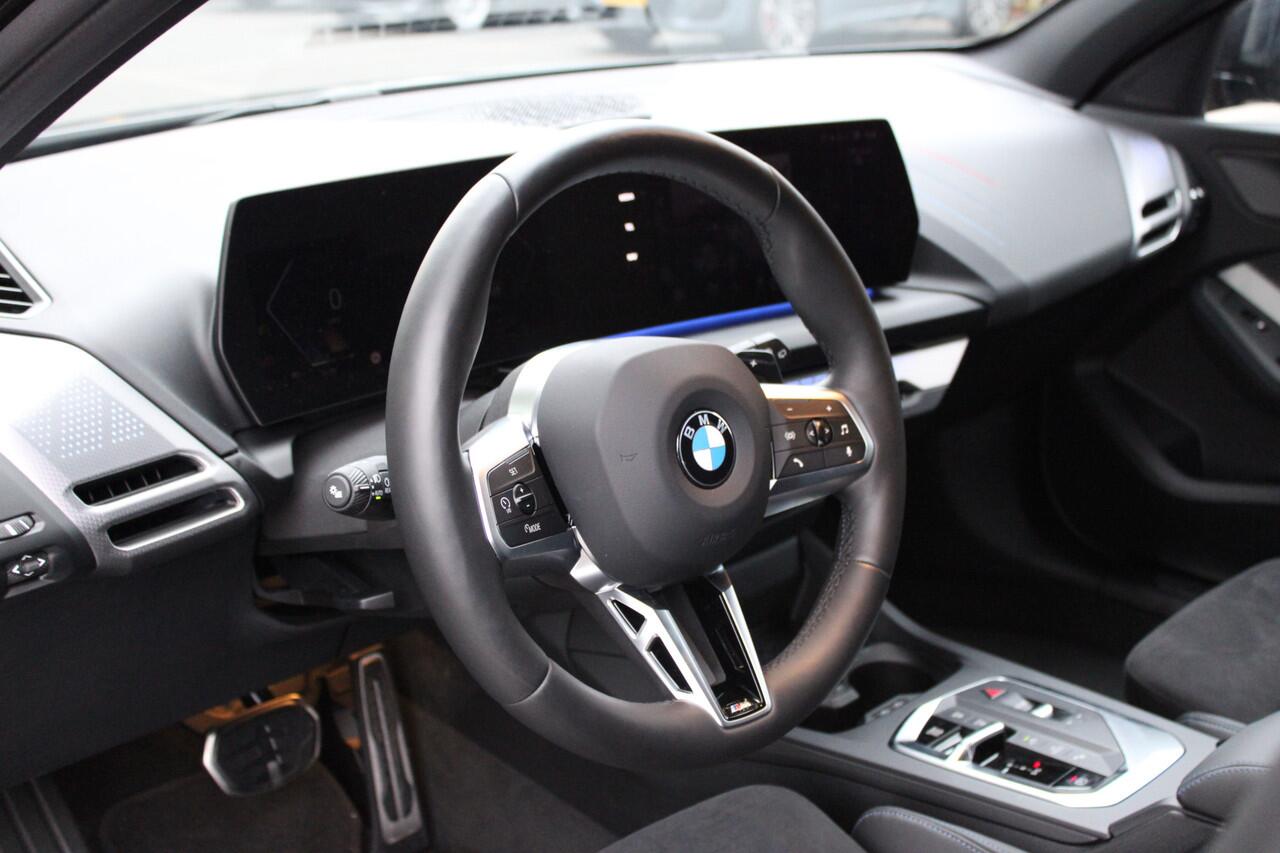 BMW 1-SERIE 120 M Sport Automaat / Sportstoelen / Achteruitrijcamera / Adaptieve LED / M Adaptief onderstel / Comfort Access / Stoelverwarming / Parking Assistant