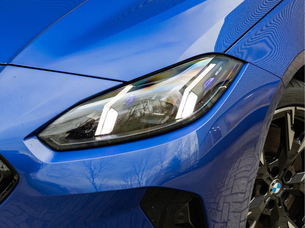 BMW 1-SERIE M135 xDrive - Pano - Memoryzetels - ACC - Stuurwiel Verwarmd - Head-up