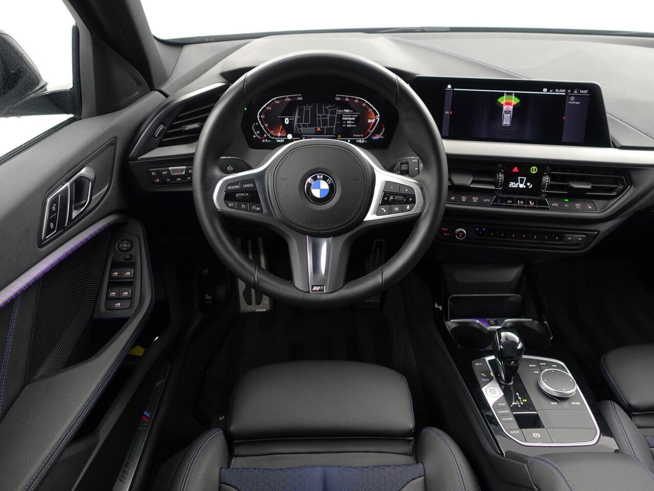 BMW 1-SERIE 118i M Sport Performance Aut- Carplay, Android Auto, Xenon Led, Sfeerverlichting, Stoelverwarming, Shadowline