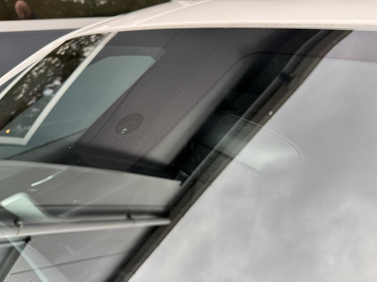 BMW 1-SERIE 118i 136pk Automaat Executive PDC Navigatie LED