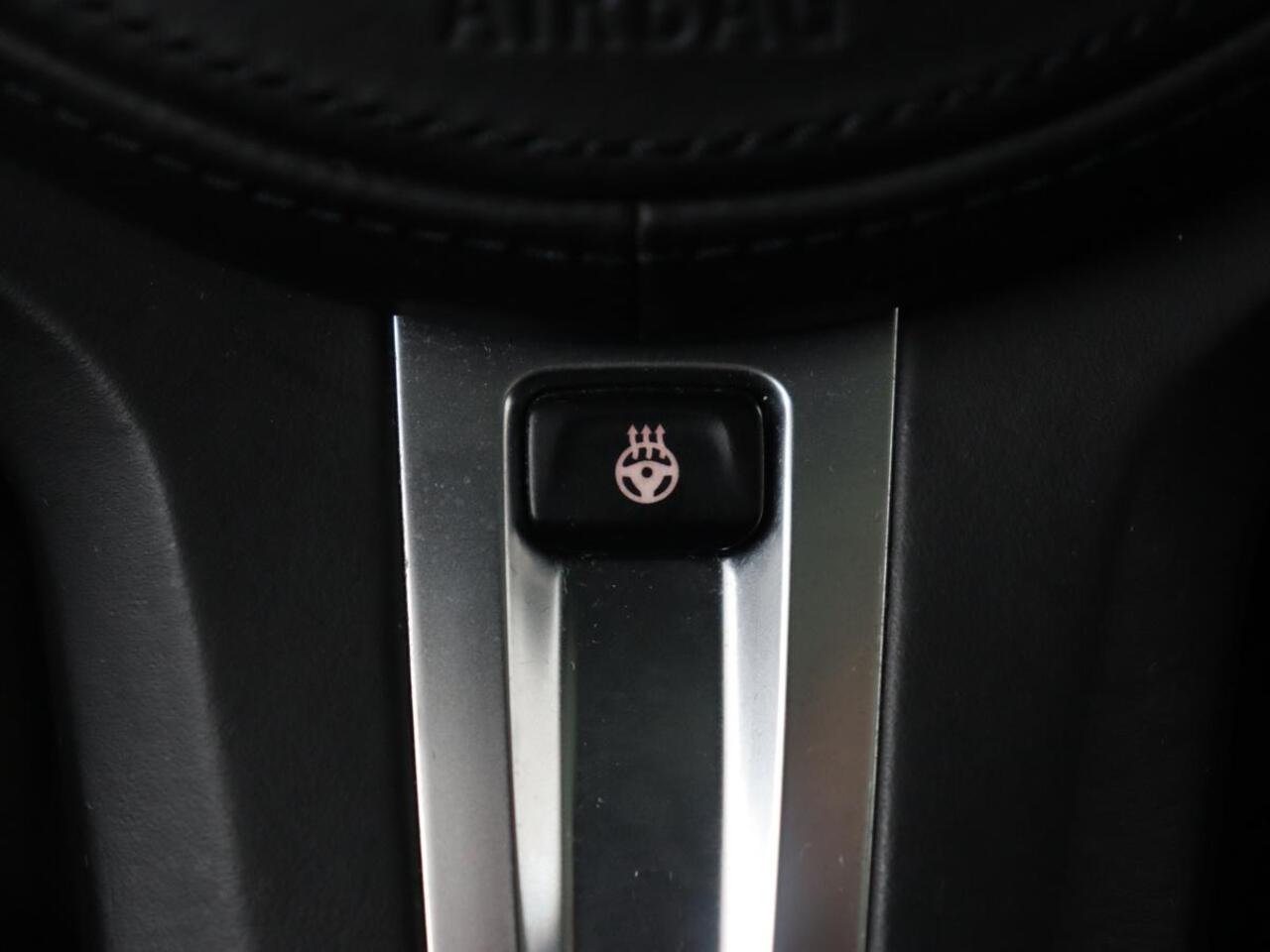 BMW 1-SERIE 118i M Sport | Panoramadak | Stoelverwarming | Camera | Sportstoelen | Harman/Kardon | Stuurverwarming | Carplay | Navigatie | Live Cockpit | Full LED | Getint glas