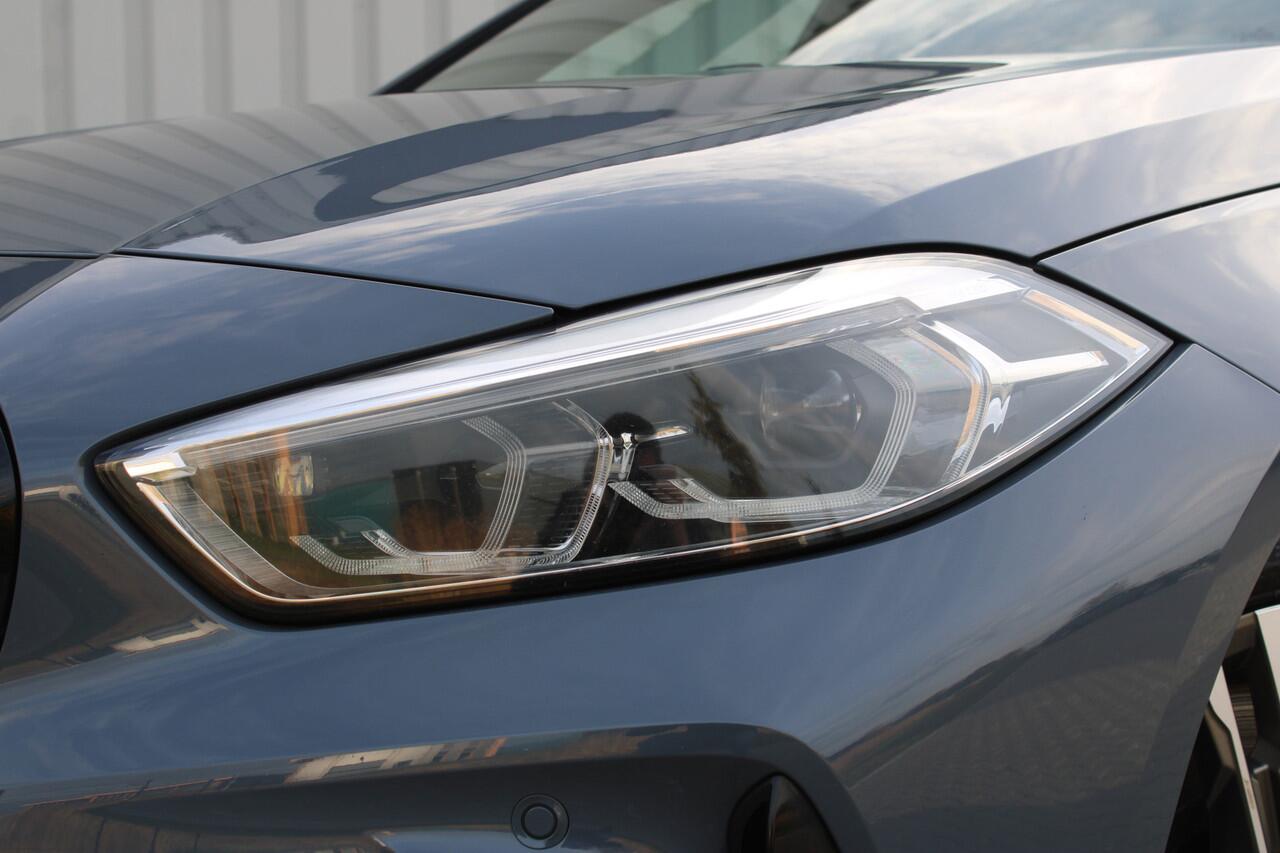 BMW 1-SERIE 118i High Executive M-sport | Incl. 12 maanden garantie | Cruise control | Kuipstoelen | Schuif/kantel dak | Climate control | Apple carplay | Navigatie | DAB radio | Harman/Kardon |