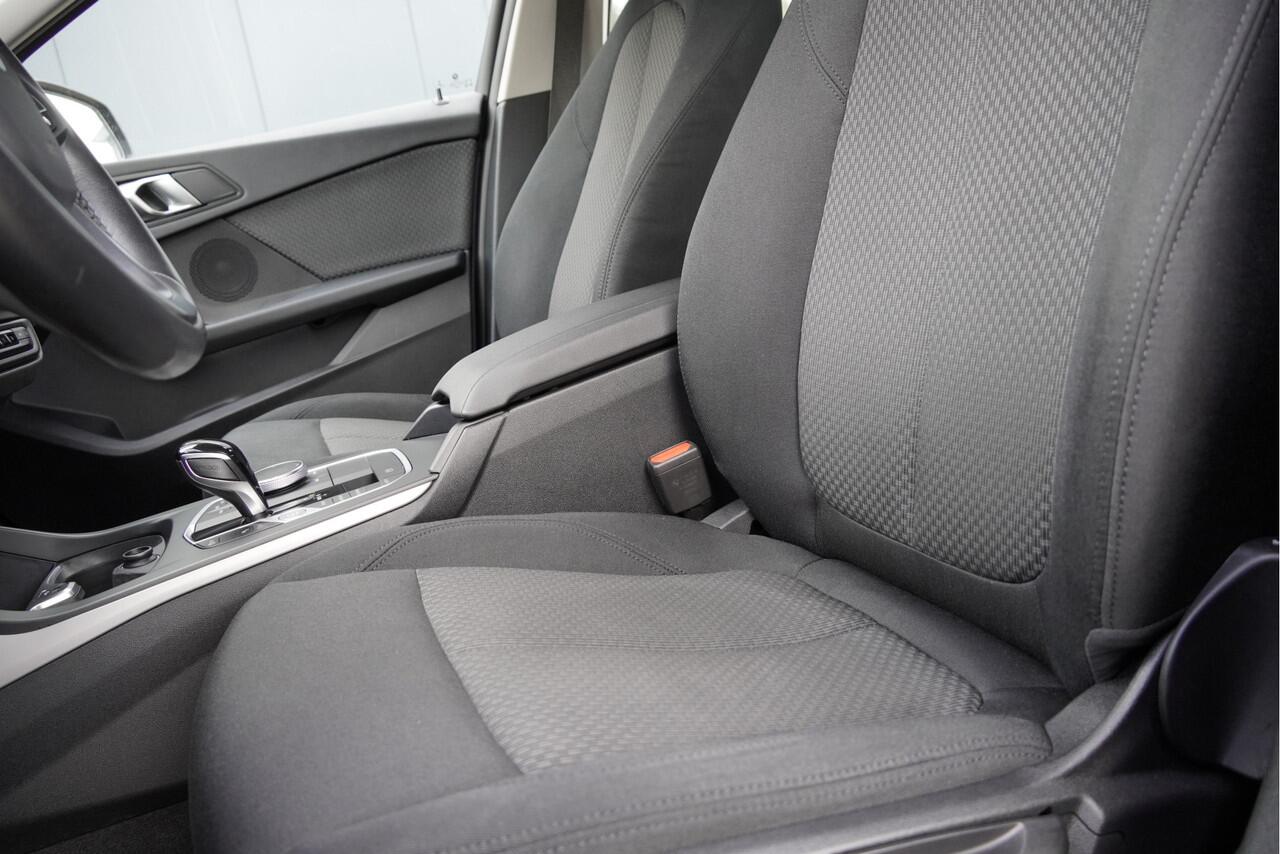 BMW 1-SERIE 118i Automaat! Business Edition BJ2022 Lmv 16" | Led V+A | Pdc | Navi | Virtual cockpit | Climate control | Cruise control | Getint glas