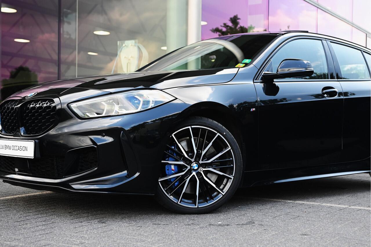 BMW 1-SERIE M135i xDrive High Executive Automaat / Panoramadak / Achteruitrijcamera / Comfort Access / M Sportonderstel / Live Cockpit Professional / Stoelverwarming
