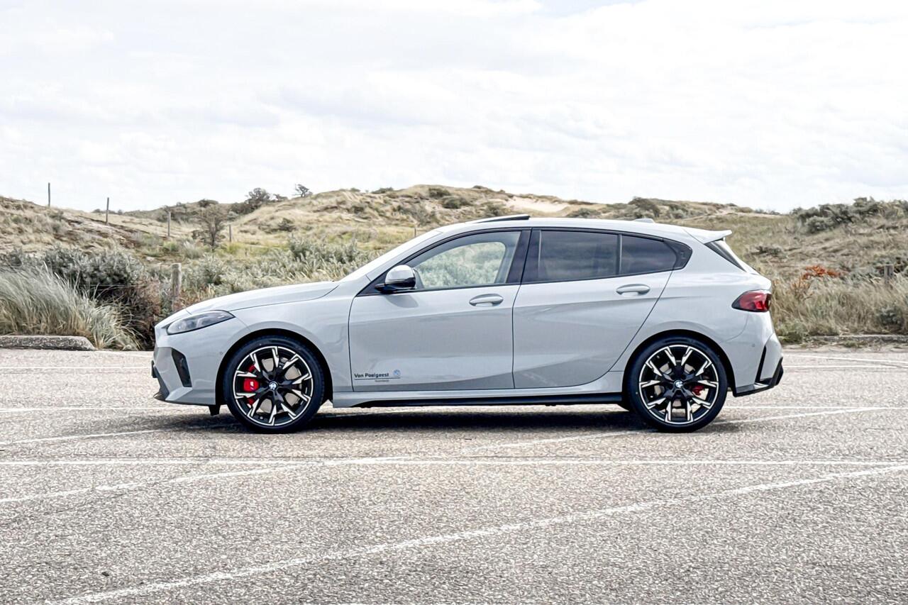 BMW 1-SERIE 120 M Sport Design Edition | M Sport | Glazen Panoramadak | Harman Kardon | Comfort Access |