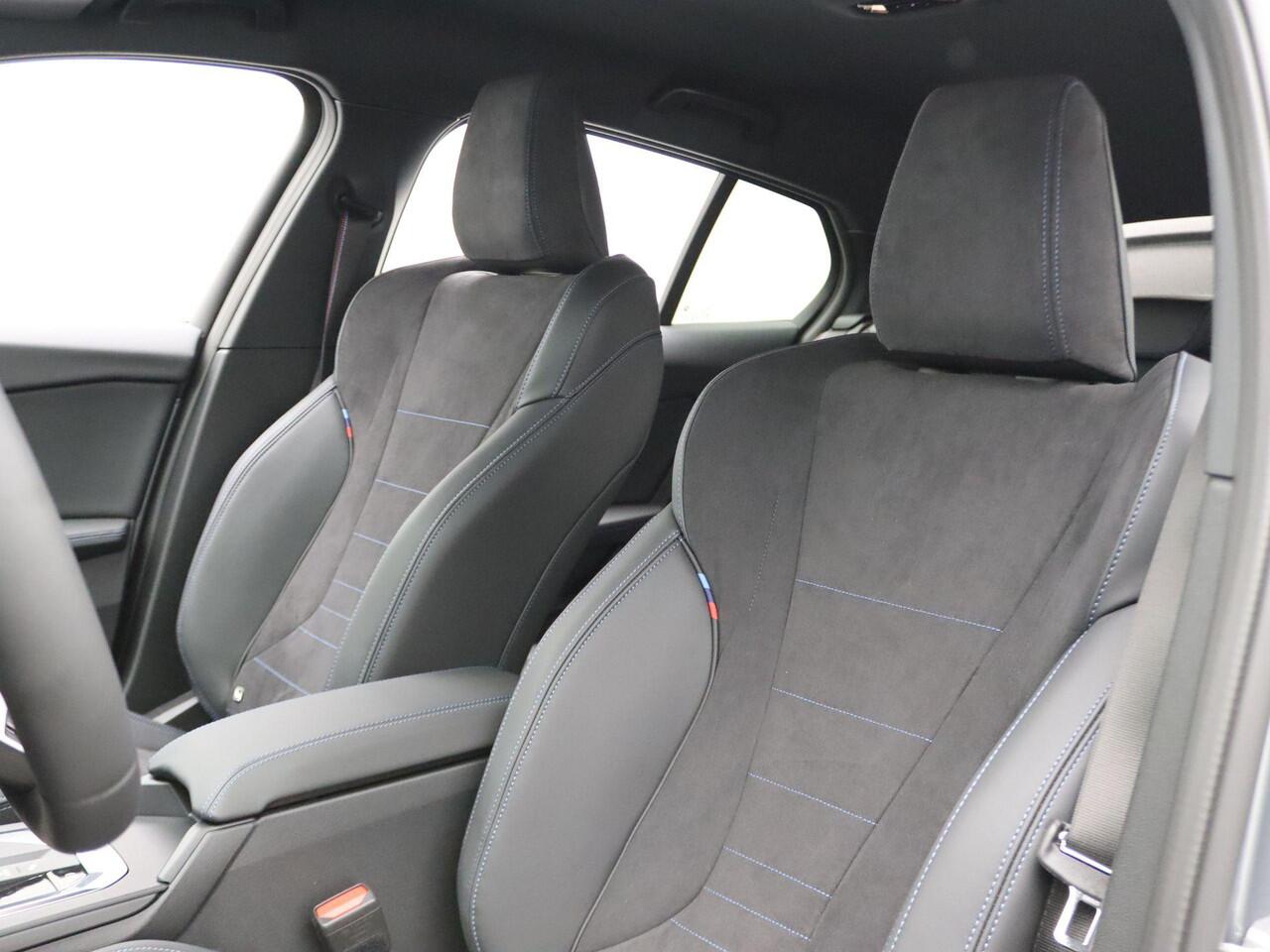 BMW 1-SERIE 120 M Sportpakket Pro | Premium Pack | Comfort Access | Driving Assistant | Parking Assistant | Harman Kardon | 19''