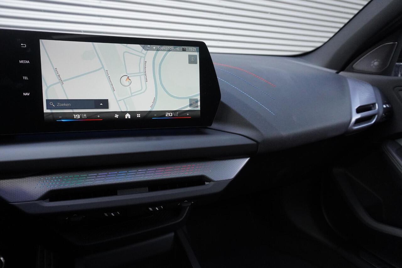 BMW 1-SERIE M135 xDrive M Sportpakket Pro | Glazen Panoramadak | BMW Head-Up Display | Harman-Kardon sound system | Comfort Access | M Adaptief onderstel