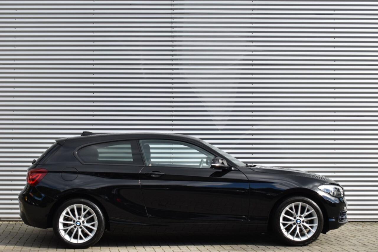 BMW 1-SERIE 116I SPORT LINE EDITION / NL AUTO / NAVI / PDC / SPORTSTOELEN
