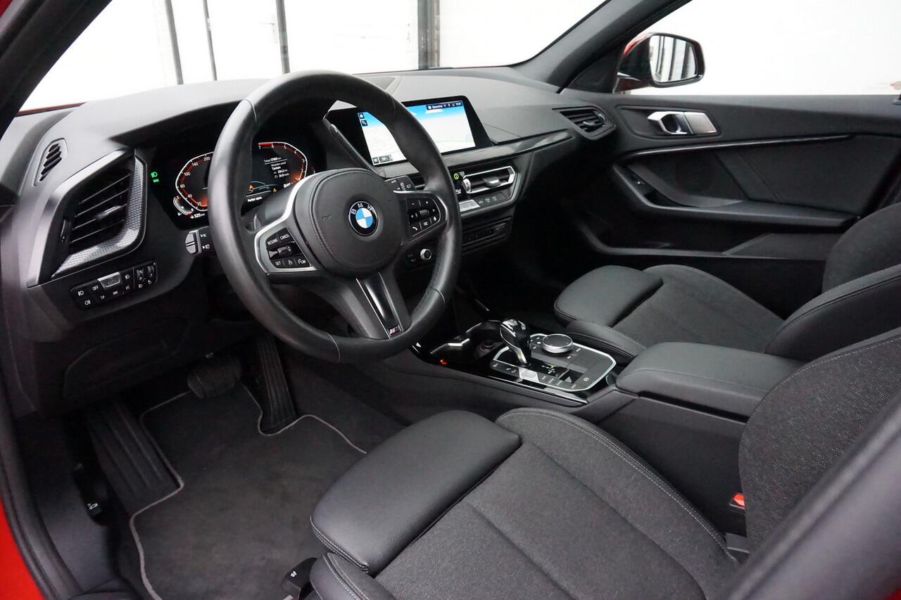 BMW 1-SERIE 118i SPORTLINE | Apple Carplay | Half Leder | Live Cockpit