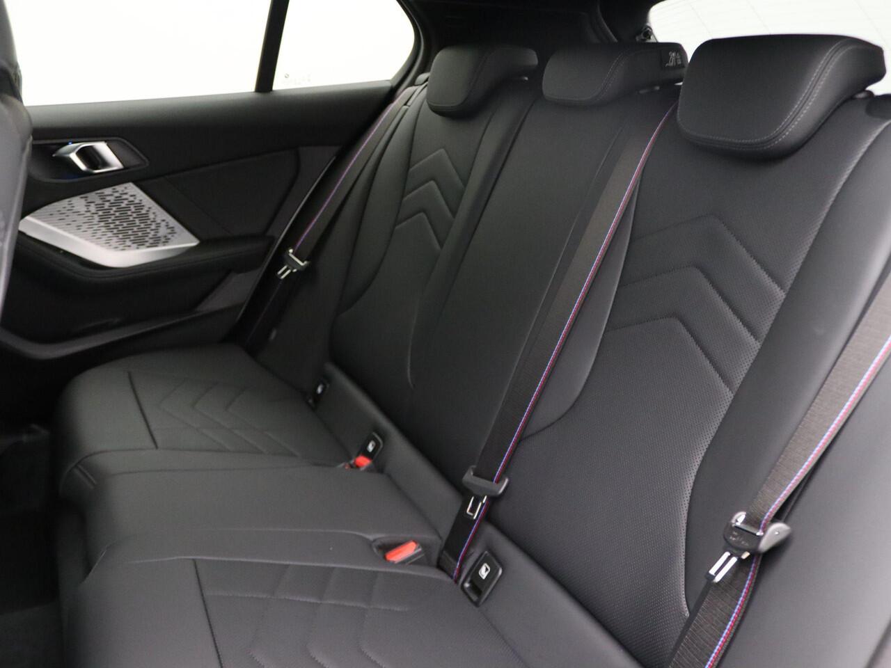 BMW 1-SERIE 120 M Sportpakket Pro | Premium Pack | Stuurwielrand Verwarmd | Panoramadak | Driving Assistant | Parking Assistant | 19''