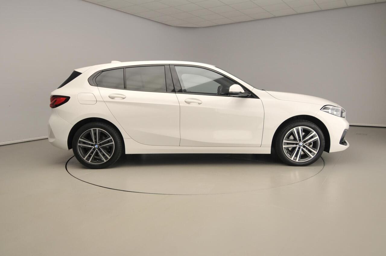 BMW 1-SERIE 5-deurs 118i | LED | Navigatie | Sportstoelen | Clima | Cruise controle | PDC | DAB | Alu 17 inch