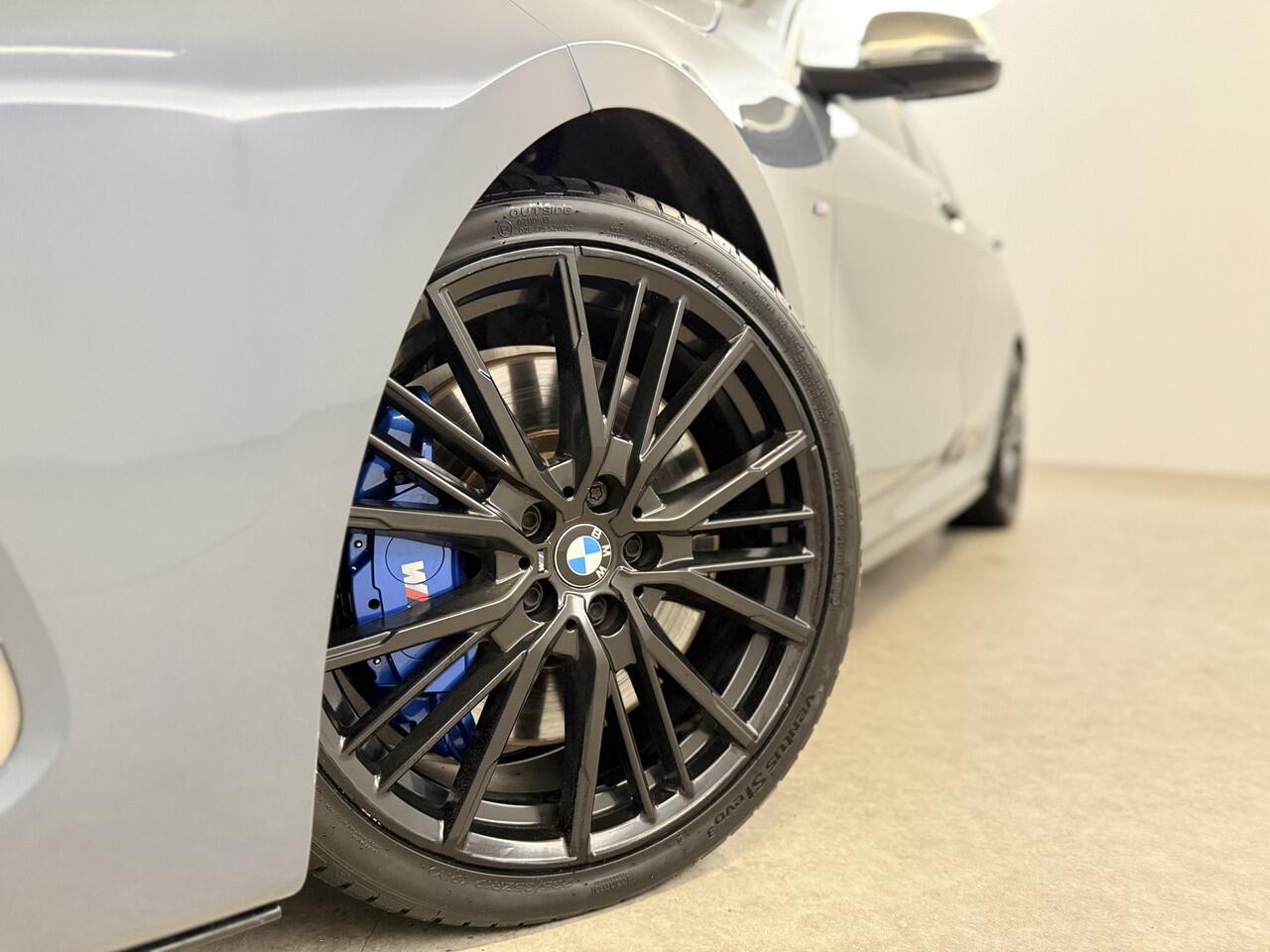 BMW 1-SERIE M135i xDrive M-Sport | Pano | HuD | Alcantara | Virtual | Sfeer | Stoelverw. | Carplay | Cruise