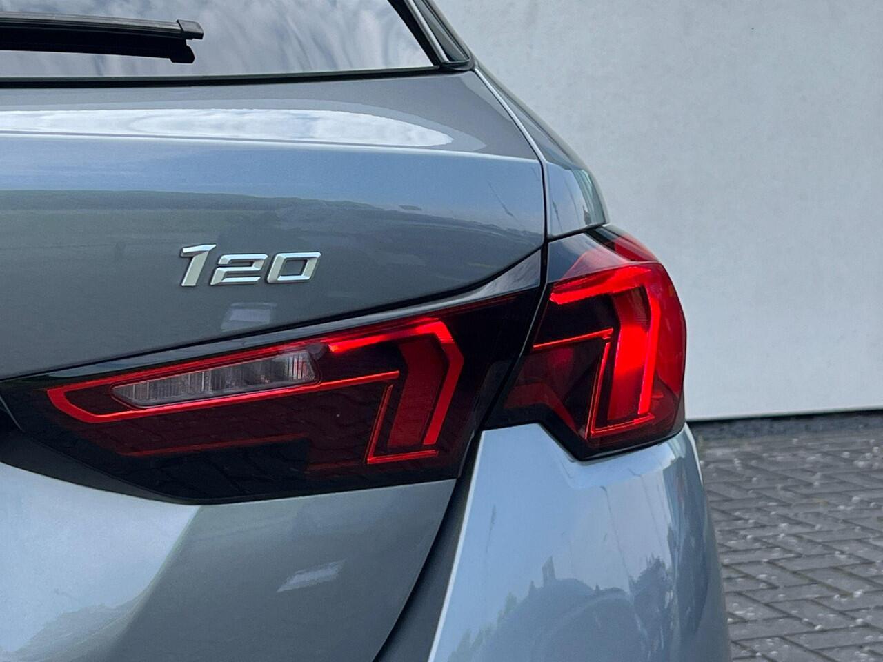 BMW 1-SERIE 120i 5drs. M-Sportpakket | Trekhaak | Harman/Kardon | Driving Assistant Plus | Panoramadak