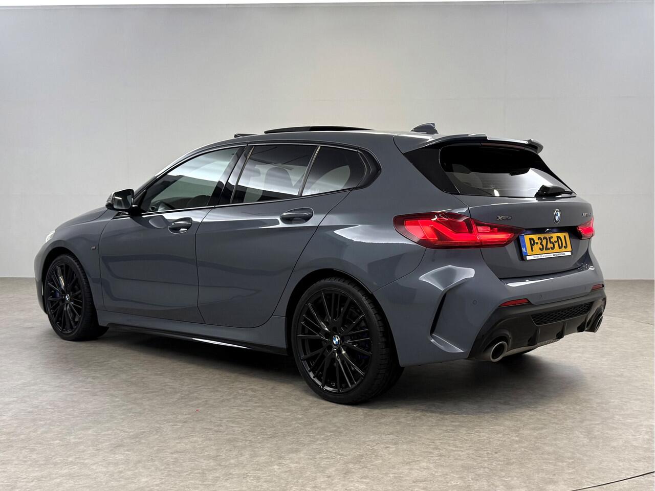 BMW 1-SERIE M135i xDrive M-Sport | Pano | HuD | Alcantara | Virtual | Sfeer | Stoelverw. | Carplay | Cruise